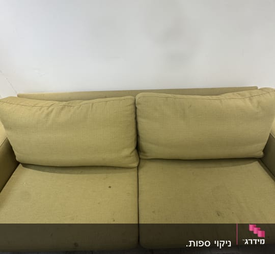 ספה עם כתמים על הרצפה